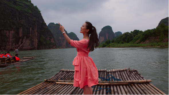 泸溪河-一条涧水琉璃合，万叠云山紫翠堆0.png